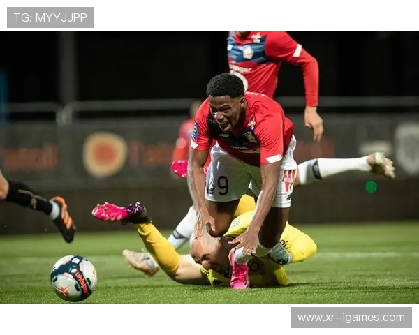 诺丁汉森林门将扑出点球后振臂高呼,保级希望重燃 诺丁汉森林门将扑出点球后振臂高呼,保级希望重燃